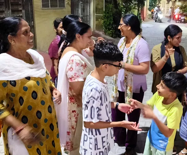 मुरादाबाद शहर में रात्रि में भूंकप के झटके महसूस होने के बाद घर से निकलकर आपस मे चर्चा करते क्षेत्रवासी।